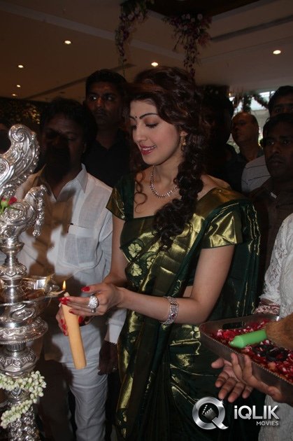 Pranitha-Launches-RS-Brothers-Showroom